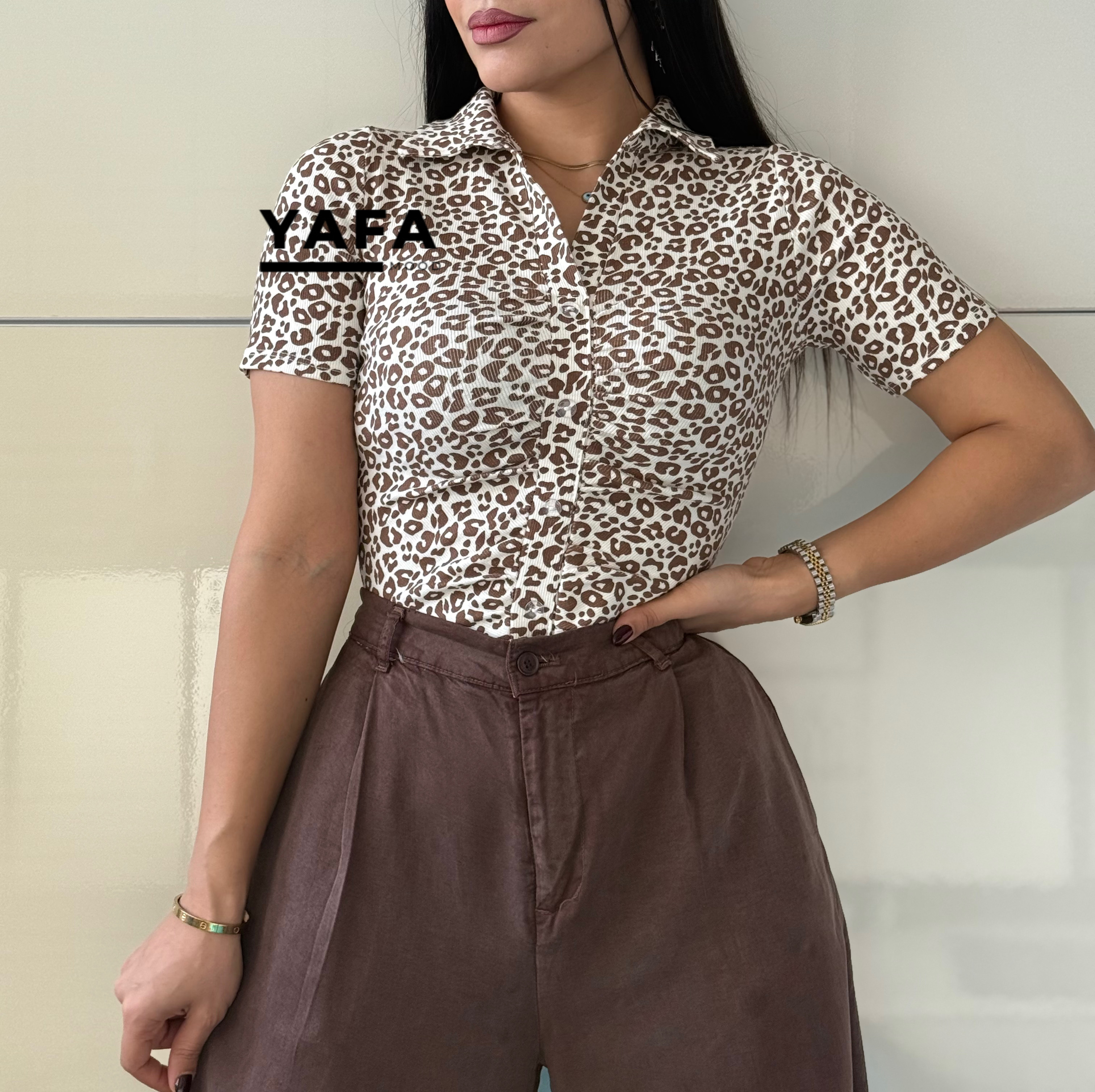 کراپ تیشرت جلو‌چین پلنگی یقه شکاری